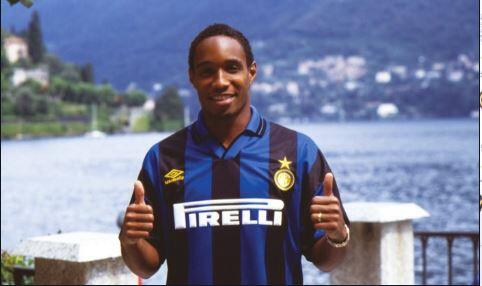 Ashley Young Resmi Jadi Pemain Inggris Ketiga di Inter Milan