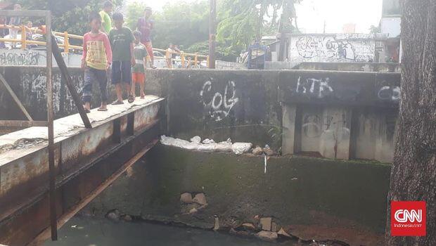 Tanggul Kali Sekretaris Bocor, Ditambal Pakai Karung Pasir