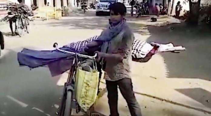 Pakai Sepeda, Anak Yatim Ini Menguburkan Sendiri Ibunya Yang Sudah Meninggal