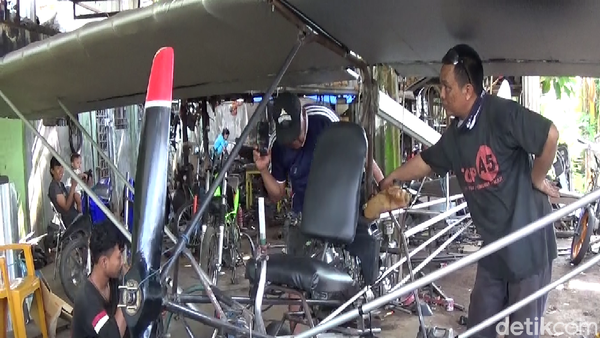 Montir Tak Tamat SD di Pinrang Sulsel ini Rakit Pesawat Ultralight