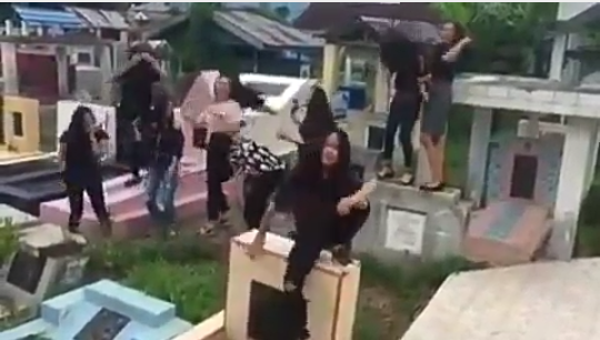 Heboh Video 9 Gadis Menari di Kuburan, Ada yang Duduk Menginjak-injak Nisan! Parah