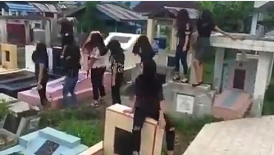 Heboh Video 9 Gadis Menari di Kuburan, Ada yang Duduk Menginjak-injak Nisan! Parah