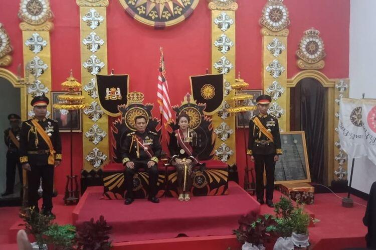 Di Inggris Calon Raja Beneran Mundur, Eh di Indonesia Raja Bohongan Muncul