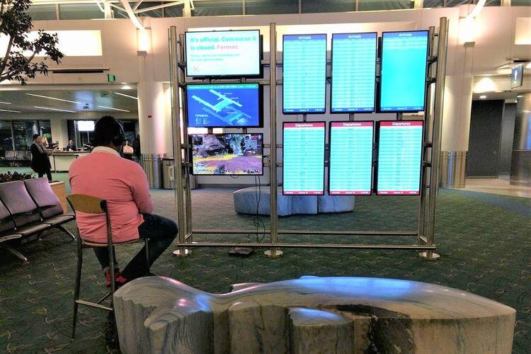 Gamer "Bajak" TV di Bandara untuk Main PS4