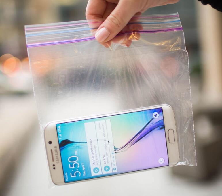 5 Tips Melindungi Ponsel Saat Traveling Di Musim Hujan. Yuk, Lindungi Ponselmu!