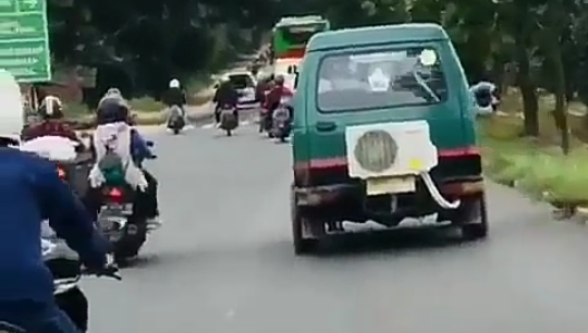 Desain Angkot Unik dan Menarik, Ada Blower Pembawa Angin Surga! Masih Pengap Gak Ya? 