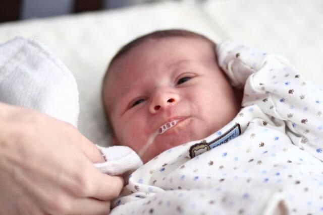 Mengatasi Gumoh Bayi dan Membersihkannya