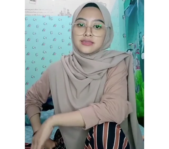 Heboh Video Gadis Cantik Sindir Tukang Utang Susah Bayar, Pamer Liburan! Netijen Riuh