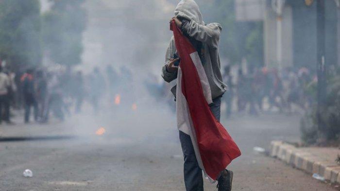 Dede Lutfi Ngaku Dipukuli dan Disetrum. Polisi Ngaku Humanis. Siapa yang Bohong?