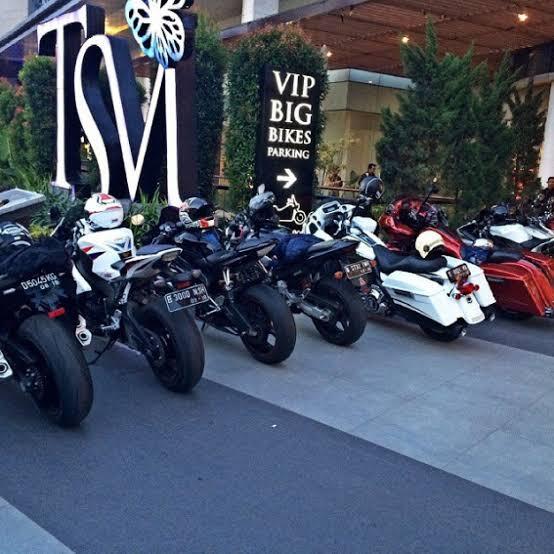 Lahan Parkir Khusus Untuk Motor 150cc Di Pusat Perbelanjaan, Dah Kaya Moge !! 