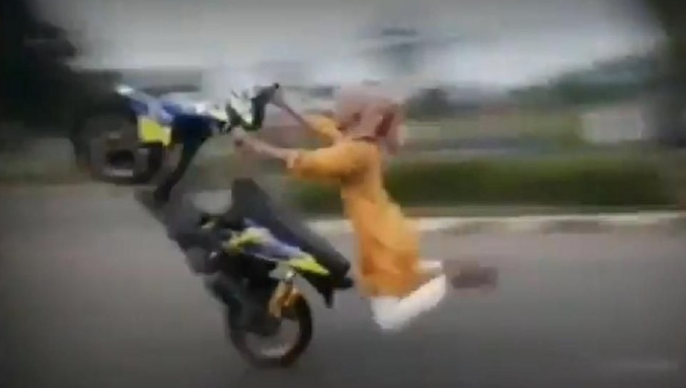 Duh, Ukhti Naik Beat Racing Sambil Wheelie Akhirnya Terjungkal