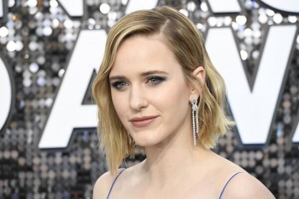 Rachel Brosnahan Kenakan Anting Rancangan CMK Indonesia di SAG Awards