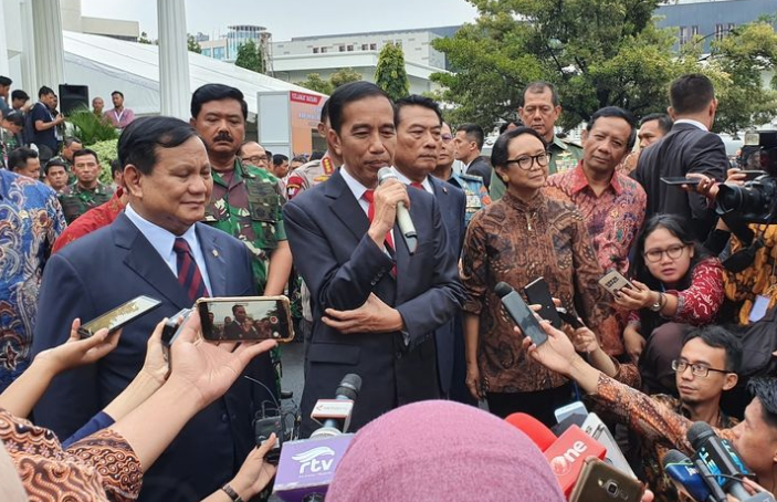 Jokowi Bela Prabowo soal Kunjungan Kerja ke Luar Negeri