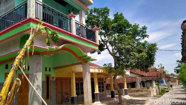 Rumah Lantai 2 Ini Rela Di Tempeli Stiker Miskin, Yang Miskin Malah Malu Ngaku Miskin
