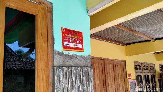 Rumah Lantai 2 Ini Rela Di Tempeli Stiker Miskin, Yang Miskin Malah Malu Ngaku Miskin