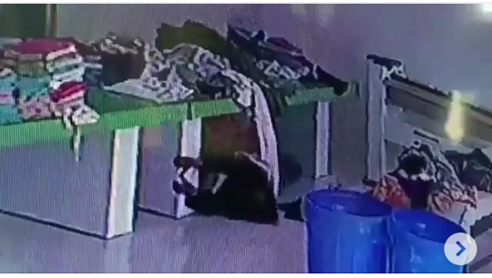Heboh, Video Seorang Pegawai Rumah Sakit Diseret Setan ke Kolong Meja! Apakah Benar?