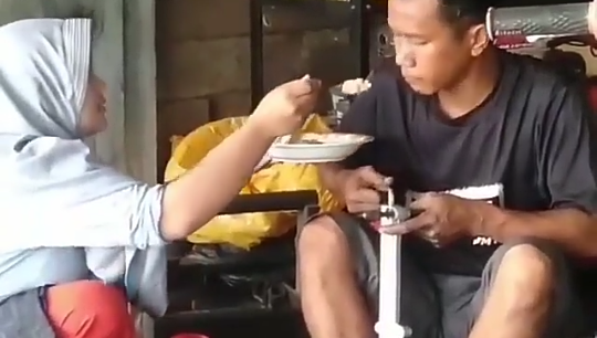 Viral Video Istri Menyuapi Suami yang Berprofesi Sebagai Montir, Awas Jomlo Kejang! 