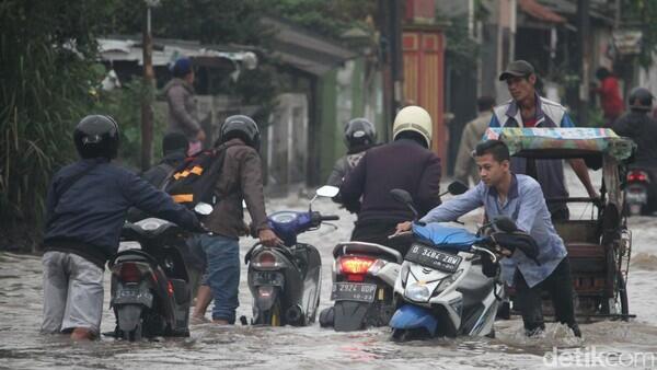 Terobos Banjir Dayeuhkolot Bandung, Mobil-Motor Warga Mogok
