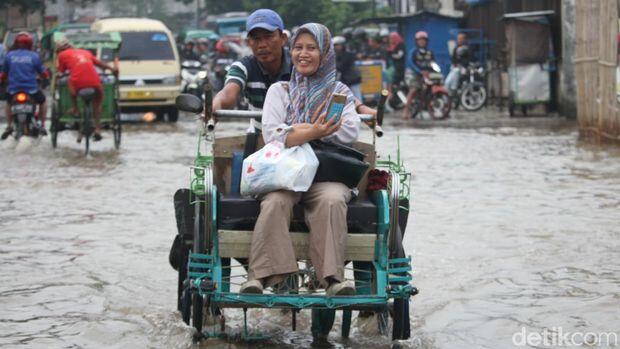 Terobos Banjir Dayeuhkolot Bandung, Mobil-Motor Warga Mogok