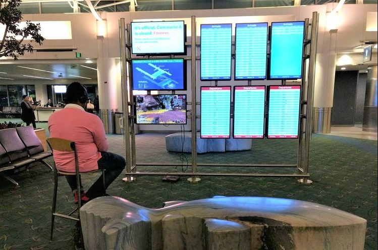 Greget, Bajak TV Di Bandara Cuma Buat Main PS4
