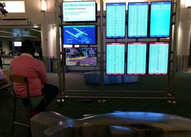 Greget, Bajak TV Di Bandara Cuma Buat Main PS4