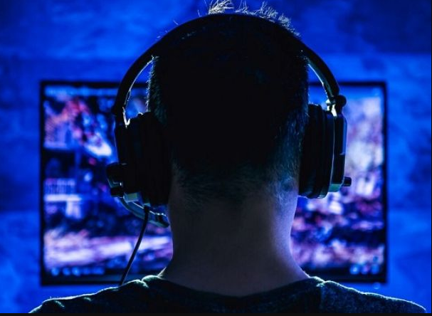Greget, Bajak TV Di Bandara Cuma Buat Main PS4