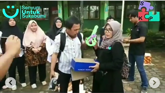 Viral Seorang Guru Honorer Mendapat Hadiah dari Para Wali Murid, Warganet Terharu! 