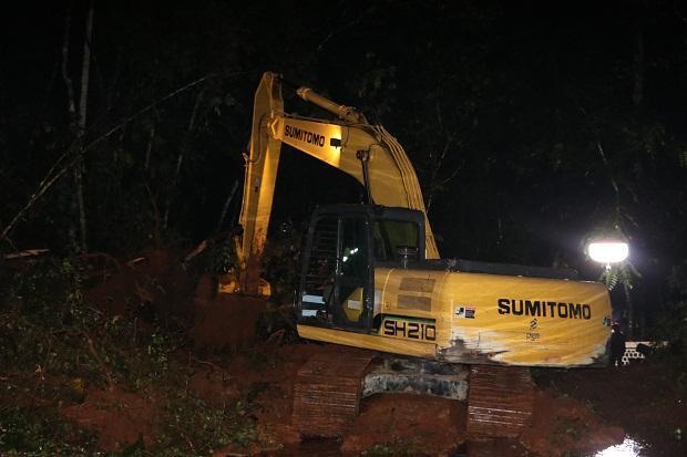 Jalan Penghubung Dua Kabupaten di Lampung Longsor, Lalu Lintas Lumpuh Total