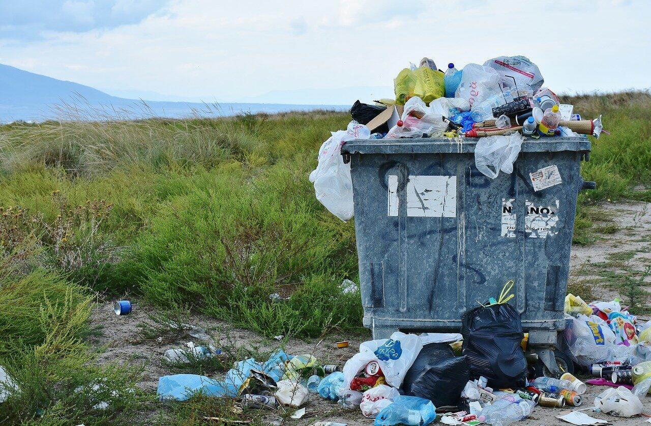 MENYEDIHKAN : Ruang kelas Yang Dibangun Dengan Plastik