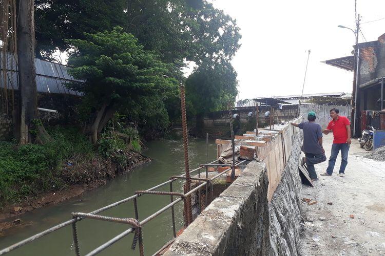 Patungan, Warga Kucurkan Dana Rp 20 Juta Perbaiki Tanggul Kali Cipinang