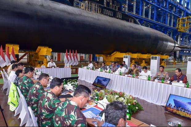 Jokowi Pimpin Rapat Kabinet di Hanggar Kapal Selam PT PAL