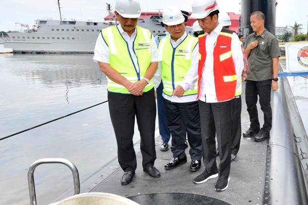 Prabowo dan Luhut 'Kawal' Jokowi Jajal Kapal Selam Aluguro