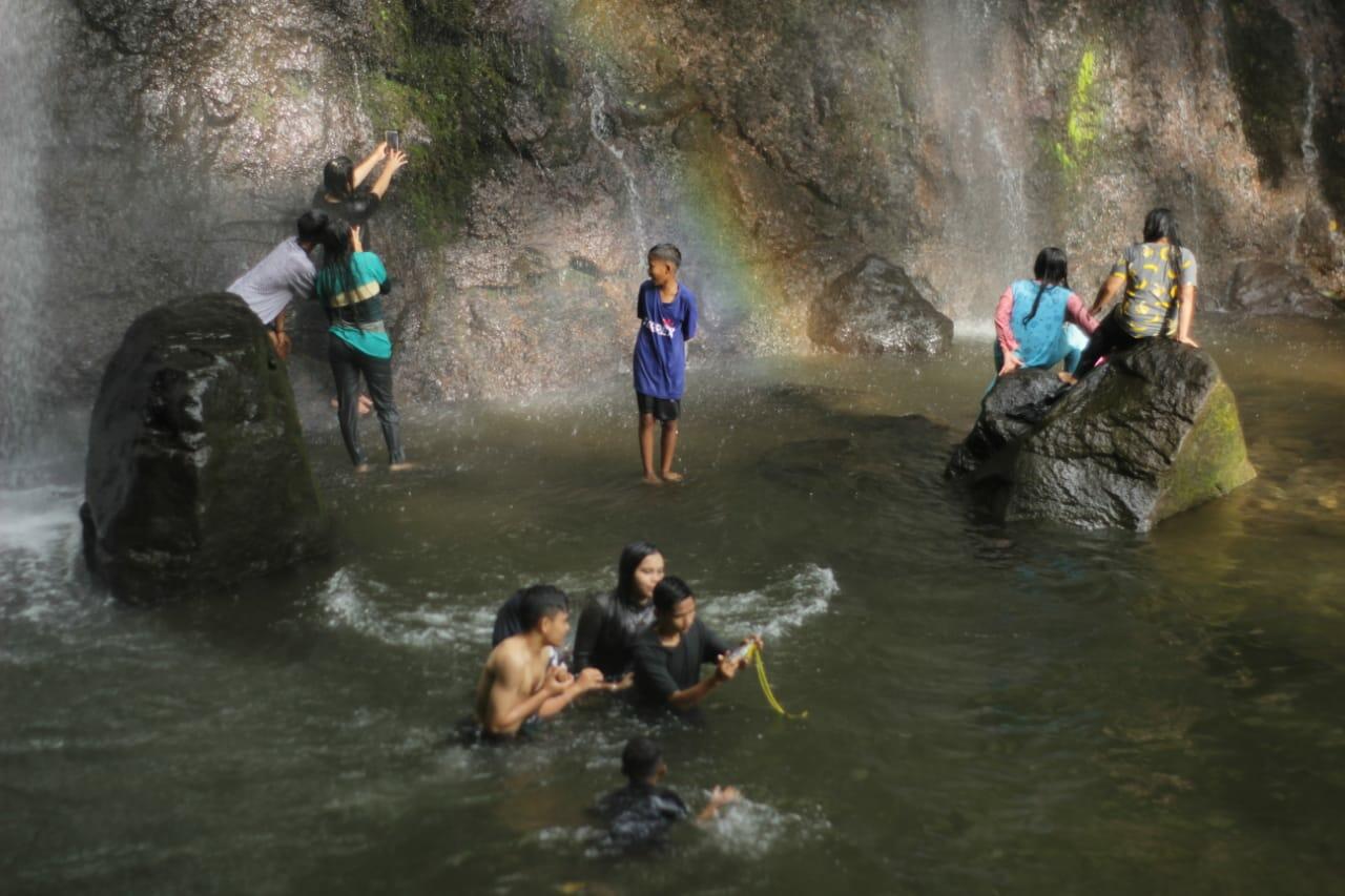 Momen Menakjubkan Pelangi Abadi Di Air Terjun Duo Bidadari