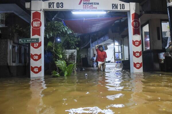 Diguyur Hujan Sejak Minggu Malam Cipulir Banjir Hingga 110 Centimeter