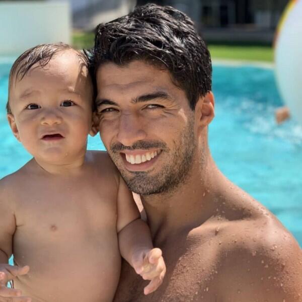 10 Potret Kehangatan Luiz Suarez Bersama Keluarga Kecilnya, Harmonis!