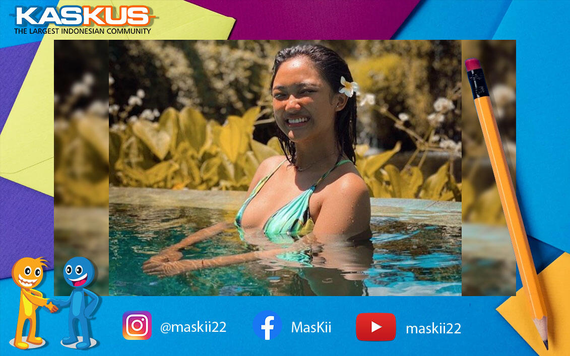 Pose Aduhai Marion Jola Saat di Kolam Renang