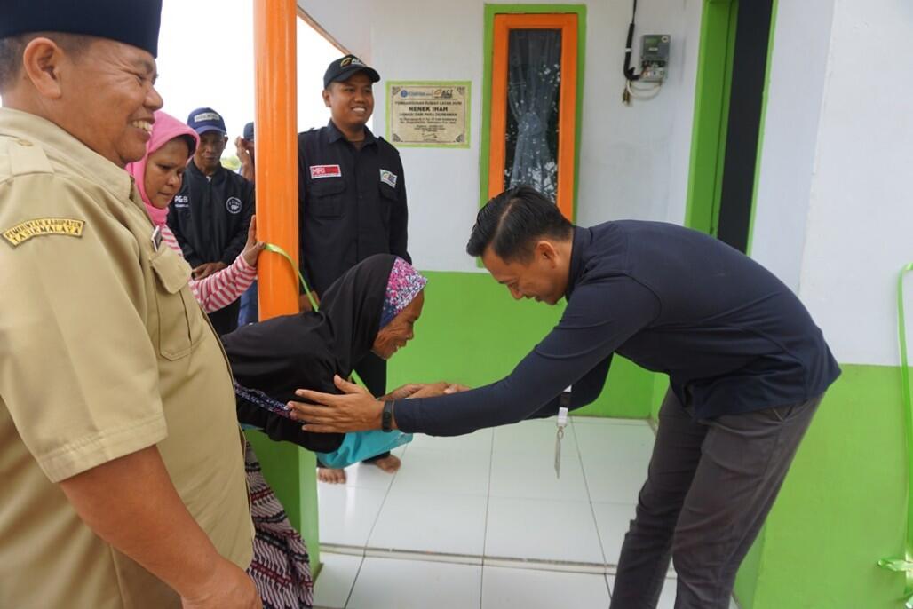 Tinggal di Kandang Ayam, ACT Bangunkan Rumah untuk Sepasang Lansia di Tasikmalaya