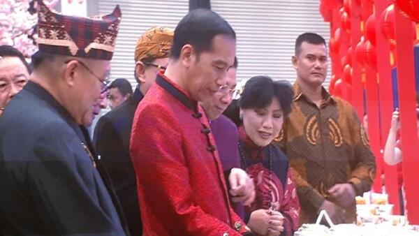 Pakai Changshan Merah, Jokowi Hadiri Perayaan Imlek Nasional