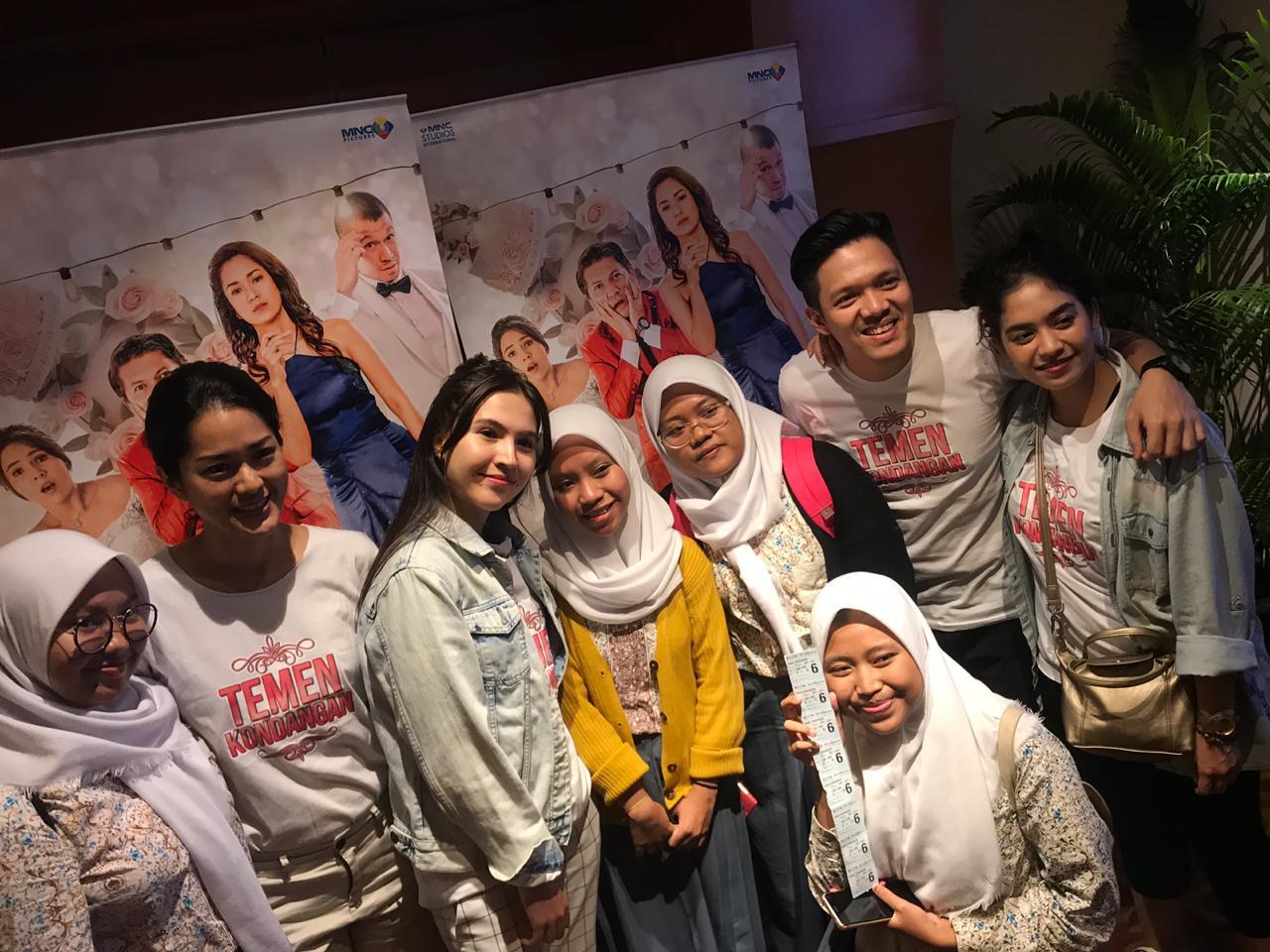 Hari Pertama Tayang Tiket Film 'Temen Kondangan' Laris Diburu Penonton