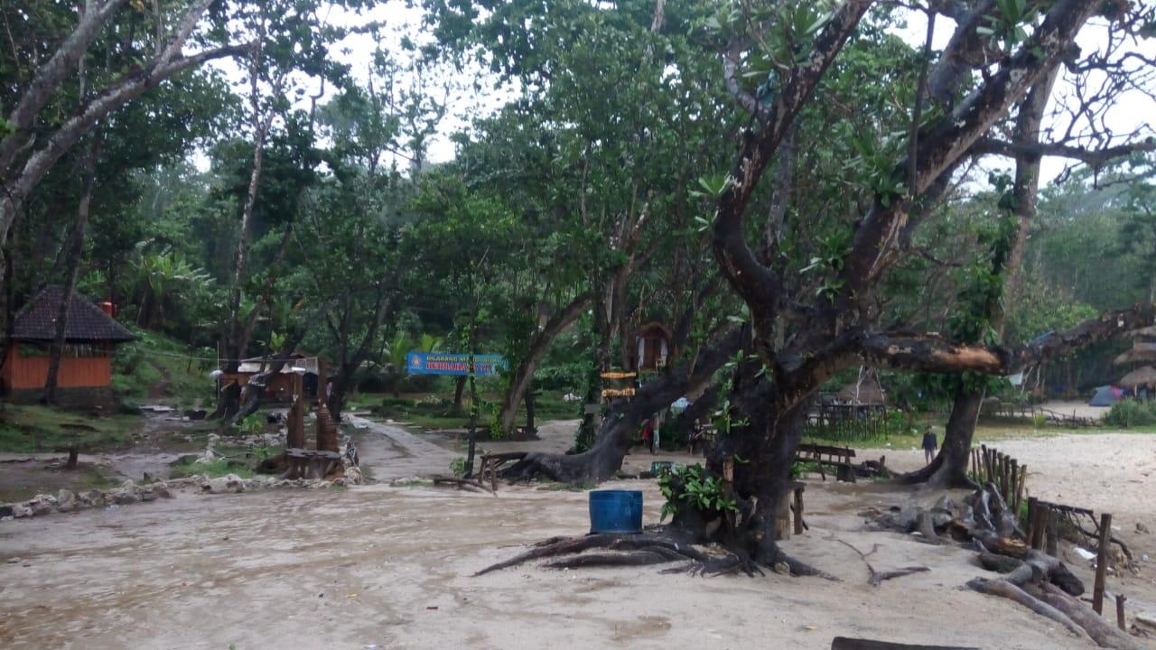 Liburan Ke Pantai Sendiki, Kenapa Tidak?