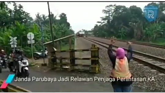 Viral, Video Seorang Janda Menjadi Palang Pintu Perlintasan Kereta! Tidak Digaji KAI?