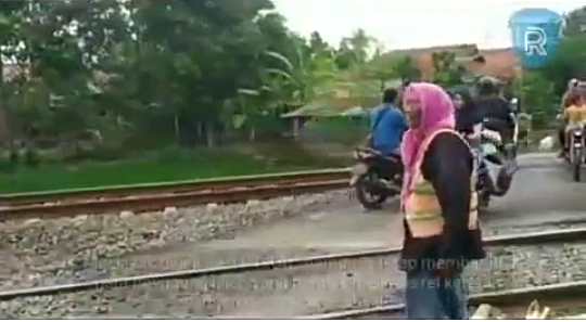 Viral, Video Seorang Janda Menjadi Palang Pintu Perlintasan Kereta! Tidak Digaji KAI?