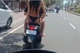 Cewek Seksi Naik Motor Apa Pendapatmu? 