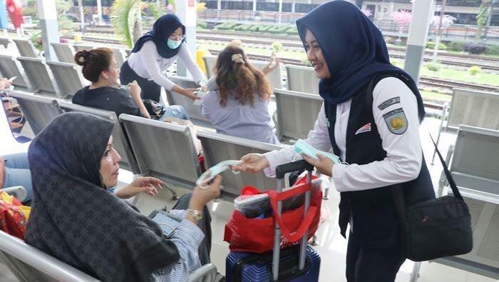 Ramai Virus Corona, KAI Daop II Bandung Bagikan Masker Untuk Penumpang