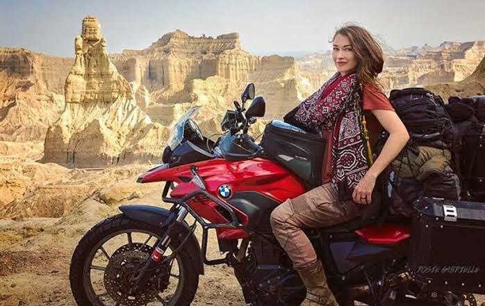 Biker Wanita Asal Kanada Rosie, Perjalanan Travellingnya Membuat Ia Muallaf