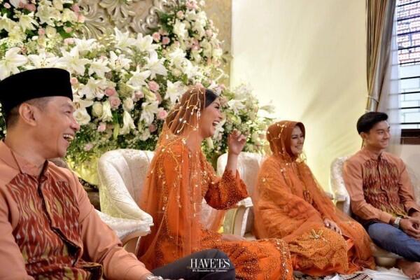Dekorasi Pengajian hingga Siraman Kevin Liliana, Indah Bertabur Bunga