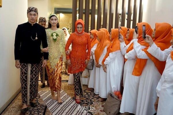 Dekorasi Pengajian hingga Siraman Kevin Liliana, Indah Bertabur Bunga