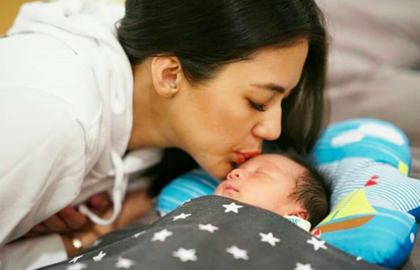 Mama Muda Hits, 10 Momen Penuh Kasih Paula Verhoeven Momong Baby Kiano