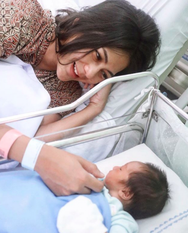 Mama Muda Hits, 10 Momen Penuh Kasih Paula Verhoeven Momong Baby Kiano