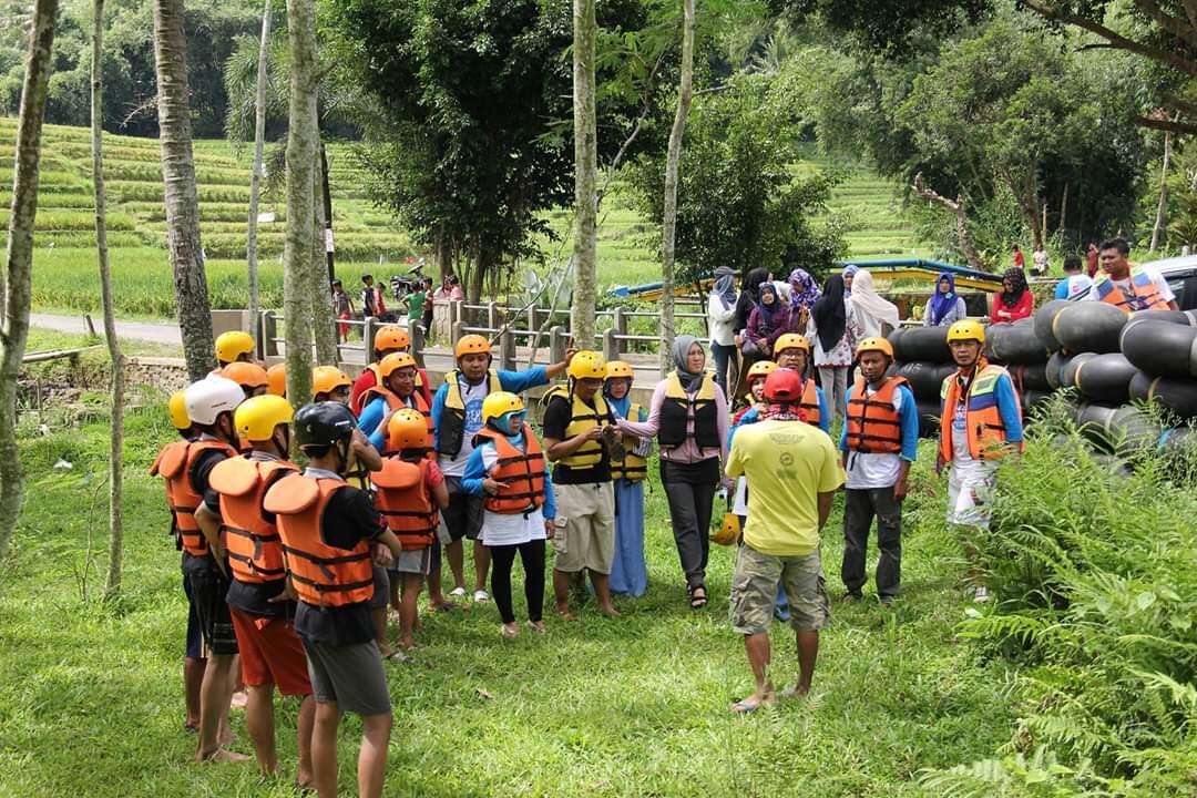 KAMPOENG BANYU RIVER TUBING PAMOTAN